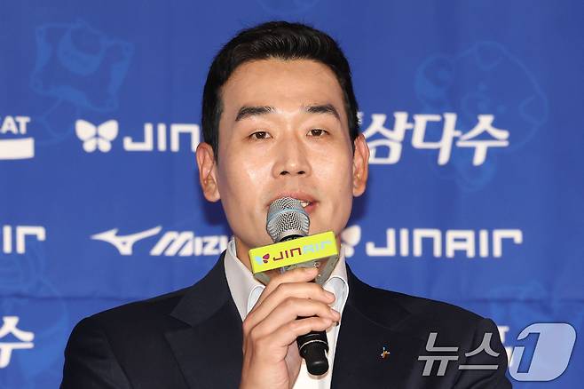 고희진 정관장 감독이 16일 오후 서울 강남구 청담동 리베라호텔에서 열린 프로배구 진에어 2025-2026 V리그 여자부 미디어데이에서 시즌에 임하는 각오와 포부를 밝히고 있다. 2025.10.16/뉴스1 ⓒ News1 이광호 기자