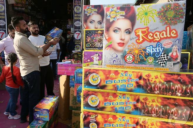 2023년 11월 11일(현지시간) 힌두교 최대 축제 디왈리를 앞두고 사람들이 폭죽을 구매하고 있다. ⓒ AFP=뉴스1 ⓒNews1 이정환 기자