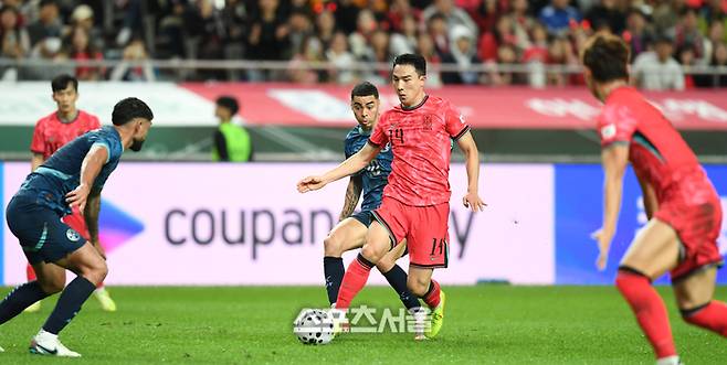 조유민이 14일 서울월드컵경기장에서 열린 남자 축구 국가대표 평가전 파라과이와 경기에서 상대를 따돌리고 드리블을 하고 있다.  2025. 10. 14. 최승섭기자 thunder@sportsseoul.com