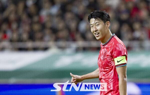 14일 오후 서울 마포구 서울월드컵경기장에서 열린 하나은행 초청 축구국가대표팀 친선경기 대한민국과 파라과이의 경기 전반 대한민국 손흥민이 황인범에게 엄지를 들어보이고 있다. /사진=뉴시스