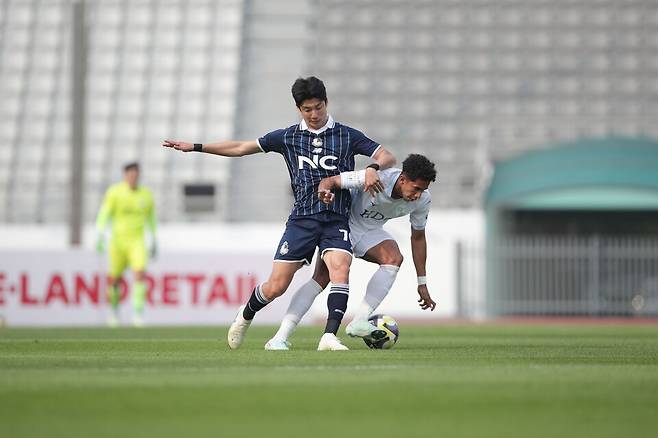 서울이랜드 수비수 배진우(왼쪽)과 부산아이파크 공격수 페신이 지난 5월에 열린 하나은행 K리그2 2025 14라운드에서 경합하고 있다. /사진=한국프로축구연맹