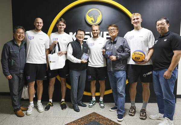 KXO 최희암 위원장·박건연 회장이 체코 3x3 선수단과 만나 간담회를 진행한 모습. /사진=KXO