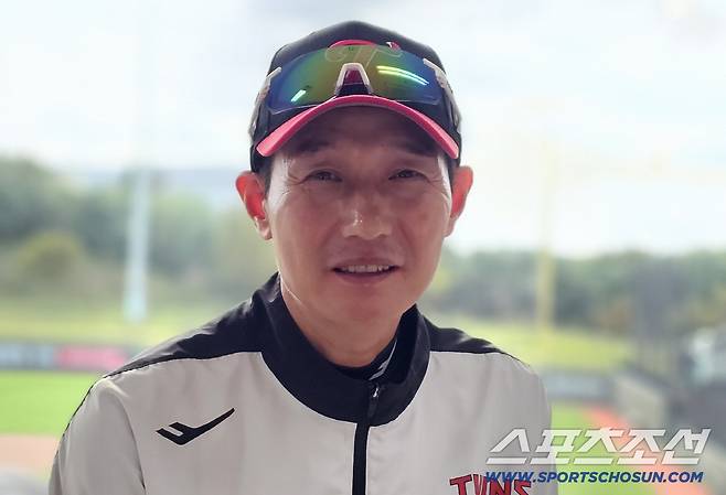 LG 트윈스 염경엽 감독이 15일 청백전 후 인터뷰를 하고 있다. 이천=권인하 기자