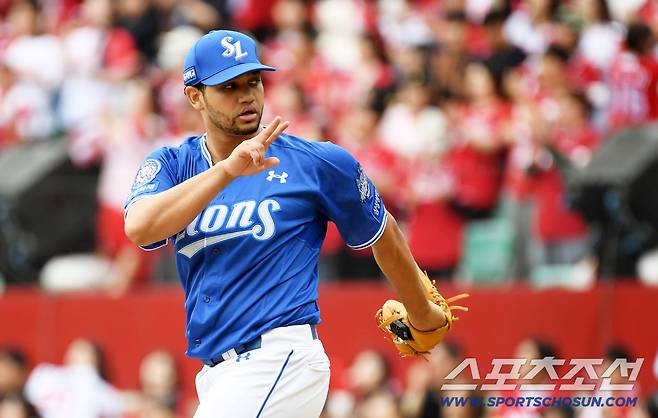 11일 인천SSG랜더스필드에서 열린 SSG와 삼성의 준PO 2차전. 삼성 가라비토가 사인을 맞추고 있다. 인천=박재만 기자 pjm@sportschosun.com/2025.10.11/