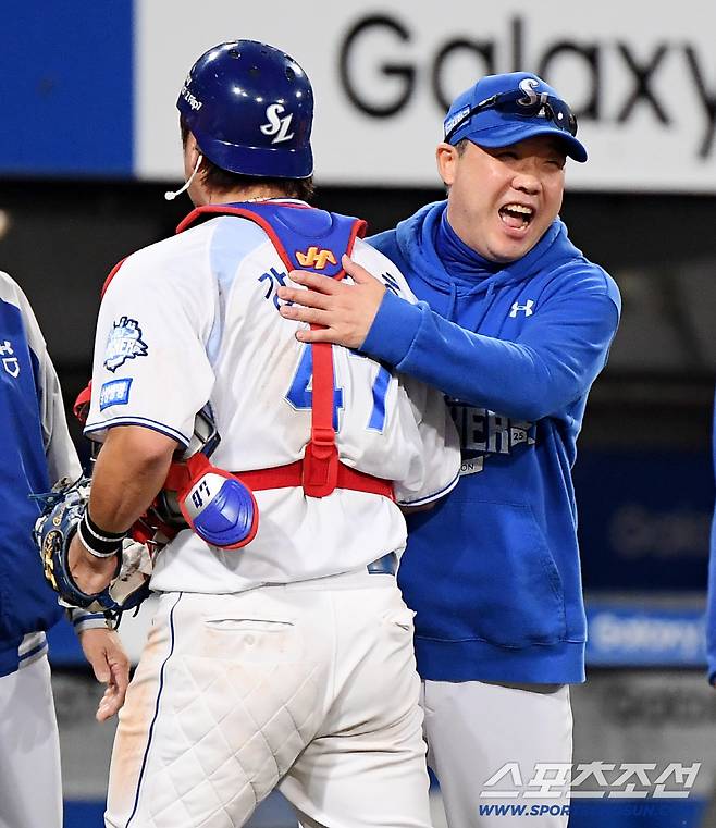 14일 대구 라이온즈파크에서 열린 SSG와 삼성의 준PO 4차전. 삼성이 5대2로 승리하며 시리즈 전적 3승 1패로 플레이오프에 진출했다. 박진만 감독이 강민호와 함께 환호하고 있다. 대구=정재근 기자 cjg@sportschosun.com/2025.10.14/