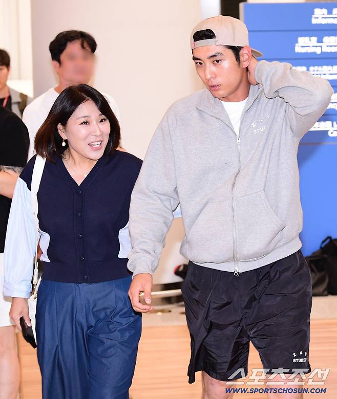 이정후가 9월 30일 오후 인천공항 제2터미널을 통해 귀국했다. 리코스포츠 이예랑 대표와 함께 입국장을 나서고 있는 이정후.

 인천공항=송정헌 기자songs@sportschosun.com/2025.09.30/