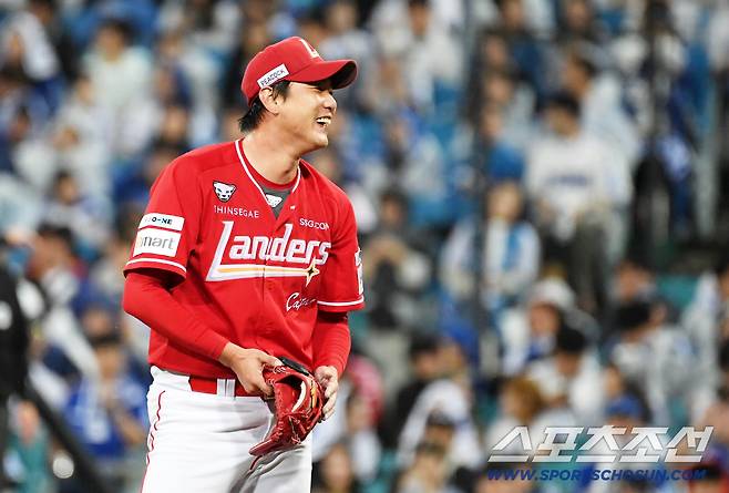 14일 대구 라이온즈파크에서 열린 삼성과 SSG의 준PO 4차전. 5회말 SSG 선발 김광현이 삼성 전병우 장타성 타구가 야수정면으로 향하자 안도의 한숨을 내쉬고 있다. 대구=박재만 기자 pjm@sportschosun.com/2025.10.14/