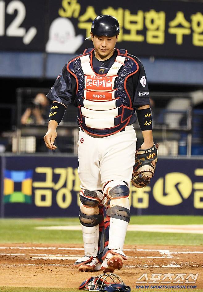 2일 잠실구장에서 열린 LG 트윈스와 롯데 자이언츠의 경기. 롯데 포수 유강남이 숨을 고르고 있다. 잠실=박재만 기자 pjm@sportschosun.com/2025.09.02/