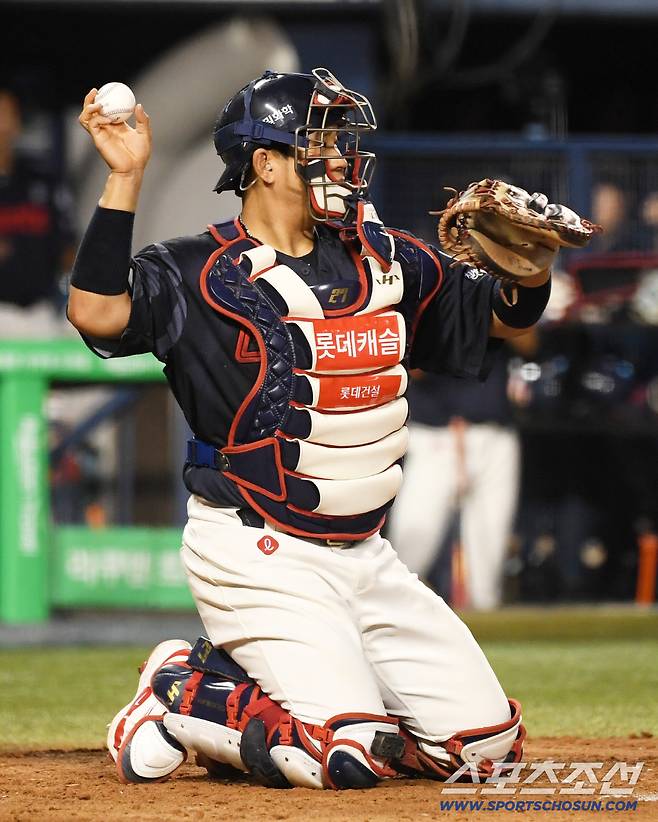 2일 잠실구장에서 열린 LG 트윈스와 롯데 자이언츠의 경기. 롯데 포수 유강남이 숨을 고르고 있다. 잠실=박재만 기자 pjm@sportschosun.com/2025.09.02/