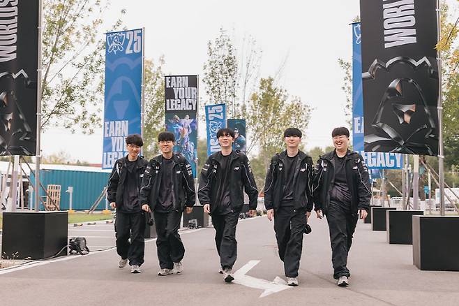 LCK 4개팀 중 가장 먼저 2승째를 올리며 롤드컵 8강 진출에 바짝 다가선 KT 롤스터 선수들이 경기장에 입장하고 있다. 사진제공=라이엇게임즈