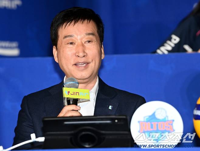 16일 리베라호텔에서 열린 V리그 여자부 미디어데이. IBK기업은행 김호철 감독이 인사말을 하고 있다. 허상욱 기자wook@sportschosun.com/2025.10.16/