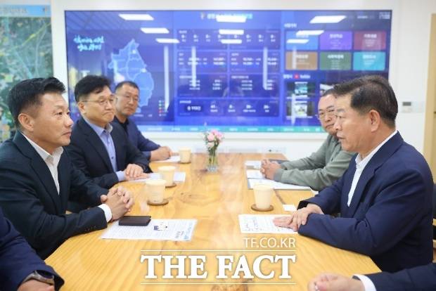 박승원 광명시장(오른쪽)이 송치영 포스코이앤씨 사장(왼쪽)에게 안전 공사를 요구했다. /광명시