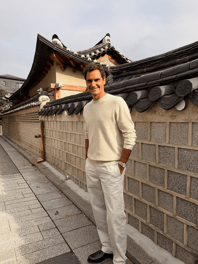 북촌 한옥마을에서 서울을 배경으로 카메라 앞에 선 페더러. 페더러 페이스북