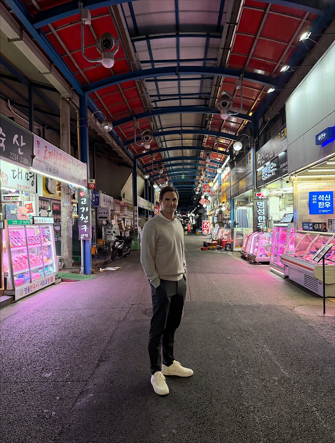 광장시장을 배경으로 선 로저 페더러.