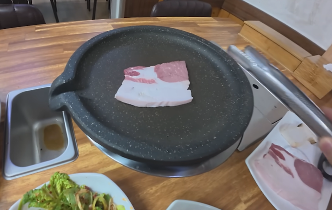 한 유튜버가 울릉도의 고깃집에서 받은 '비계 삼겹살'. 유튜브 채널 '꾸준 kkuiun'
