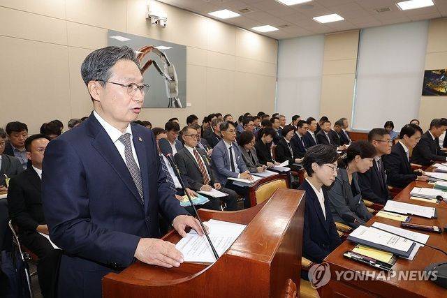 윤영빈 우주항공청장이 16일 국회 과학기술정보방송통신위원회의 우주항공청 국정감사에서 인삿말을 하고 있다. 연합뉴스 제공