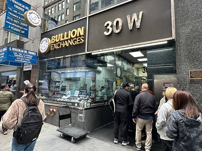 14일 미국 뉴욕 맨해튼의 귀금속상 '불리언 익스체인지(Bullion Exchanges)'에 들어가려는 사람들이 입구 밖까지 늘어서 있다. /뉴욕=윤주헌 특파원