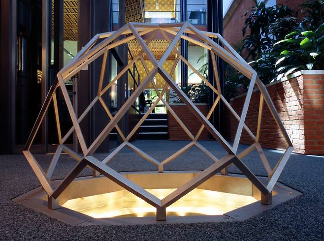 CCDC 내부의 결정 조형물. /CCDC