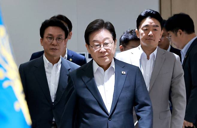 이재명 대통령이 서울 용산 대통령실 청사에서 열린 국무회의에 김민석 국무총리, 강훈식 대통령비서실장과 함께 입장하고 있다./연합뉴스
