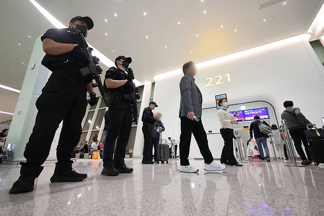 캄보디아에서 한국인 납치·구금 사태가 발생해 논란을 빚고 있는 가운데 15일 인천국제공항 제2여객터미널 탑승구에서 인천국제공항 경찰단 대테러기동대 대원들과 안보팀 관계자들이 캄보디아행 항공편 한국인 승객들을 대상으로 위험방지를 위해 질의응답 등 안전활동을 하고 있다. /연합뉴스