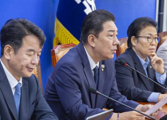 김병기 더불어민주당 원내대표가 16일 국회에서 열린 국정감사 대책회의에서 현안과 관련해 발언하고 있다. 연합뉴스