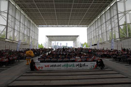 오는 17일부터 23일까지 7일간 부산광역시 일원에서 펼쳐지는 제106회 전국체육대회를 앞두고 대전 선수단이 출정식을 가지고 있다. 대전시체육회 제공