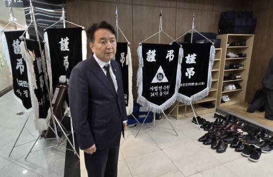 김영환 충북도지사가 16일 저녁 대전 서구 을지대병원에 마련된 고(故) 이상민 전 국회의원(국민의힘 대전시당위원장)의 빈소에 들어서고 있다. 이성현 기자