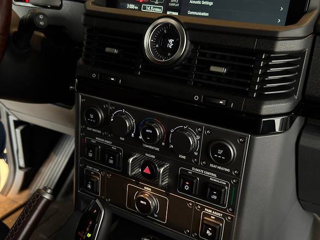 중앙 디스플레이 하단에 배치된 수많은 물리버튼들 ⓒ데일리안 편은지 기자