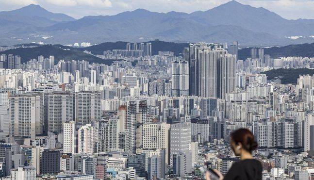 정부가 10·15 부동산 대책을 발표한 지난 15일 오후 서울 남산에서 대규모 아파트 단지가 보이고 있다. ⓒ뉴시스