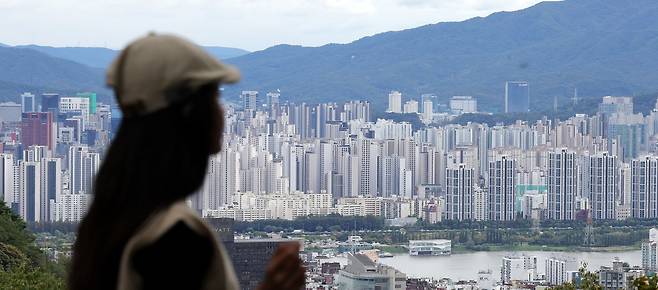 정부의 부동산 대책 발표를 앞둔 14일 서울 중구 남산에서 서울 시내 아파트 모습이 보이고 있다. 2025.10.14 (뉴시스)