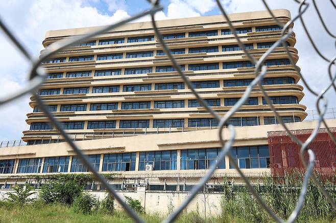 최근 캄보디아에서 한국인 대상 취업사기 및 감금 사건 등 각종 범죄에 연루되는 사례가 잇따르고 있다. 사진은 15일(현지시간) 캄보디아 프놈펜 주요 범죄 단지로 알려진 망고단지. 2025.10.15 뉴스1