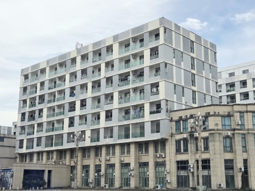 지난 14일(현지시간) 오후 캄보디아 시아누크빌에 있는 범죄 단지로 추정되는 건물 모습. [시아누크빌(캄보디아)=연합뉴스]