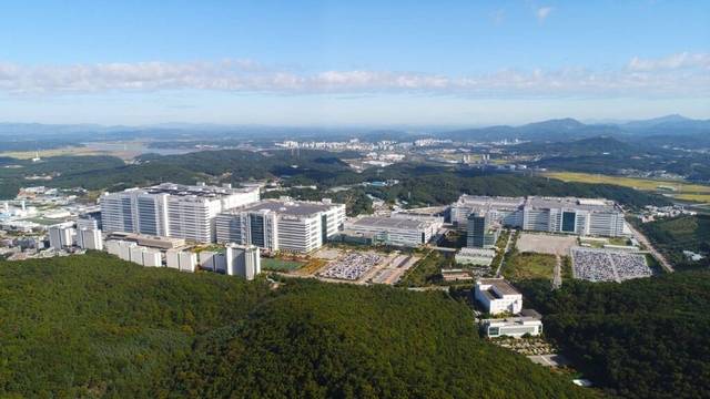 LG디스플레이가 3년간 이어온 적자 고리를 끊고 하반기부터 반등에 성공할 것으로 관측된다. 사진은 LG디스플레이 파주공장 전경. LG디스플레이 제공