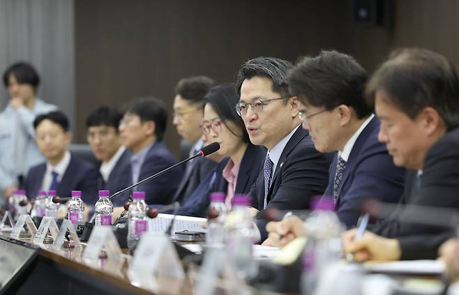 문신학 산업통상부 차관이 '민관 합동 희토류 공급망 대응회의'를 주재하고 있다. 산업통상부