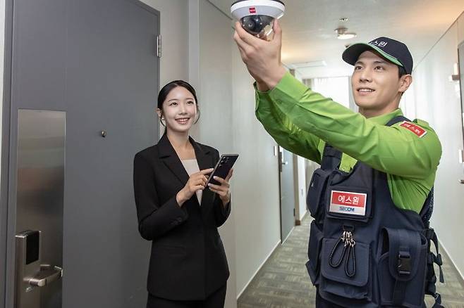 에스원 직원이 호텔 담당자에게 호텔 복도에 설치된 CCTV를 안내하고 있다. 에스원 제공