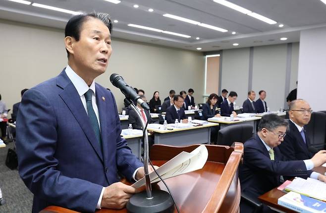 권오을 국가보훈부 장관이 16일 세종시 정부세종청사에서 열린 국회 정무위원회의 국가보훈부에 대한 국정감사에서 업무보고를 하고 있다. 뉴스1
