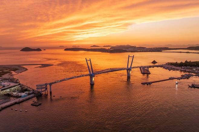 노을이 붉게 물든 백사장항