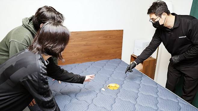 시몬스 A/S팀이 매트리스 난연 기능을 고객에게 설명하고 있는 모습. 시몬스 제공