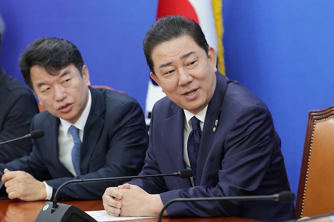 김병기 더불어민주당 원내대표가 16일 서울 여의도 국회에서 열린 국정감사 대책회의에서 의원들과 대화하고 있다. 뉴스1