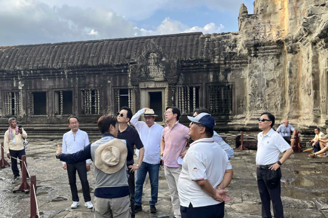 국회 정무위원회 소속 여야 의원들이 캄보디아 출장 중인 지난해 11월 6일 유명 관광지 앙코르와트에 들러 국가유산진흥원 관계자의 유적 복구 사업 관련 설명을 듣고 있다. 국회 홈페이지 캡처