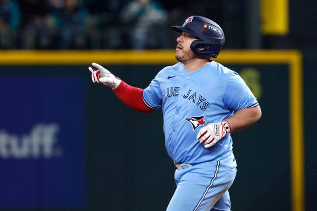 토론토 알레한드로 커크가 16일(한국시간) 미국 워싱턴주 시애틀의 T모바일 파크에서 열린 시애틀과 메이저리그 ALCS 3차전에서 6회 쐐기 3점포를 친 뒤 그라운드를 돌며 세리머니를 하고 있다. 시애틀=AFP 연합뉴스