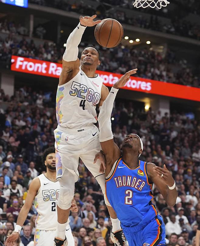 <yonhap photo-4659="">지난 시즌 러셀 웨스트브룩(4번)의 경기 모습. [AP=연합뉴스]</yonhap>