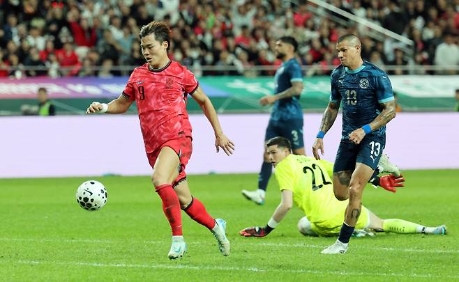 골키퍼 제치고 추가골 넣는 오현규 (서울=연합뉴스) 이동해 기자 = 14일 서울 마포구 서울월드컵경기장에서 열린 한국과 파라과이 축구 대표팀의 친선경기. 오현규가 추가골을 넣고 있다. eastsea@yna.co.kr/2025-10-14 21:36:13/ <저작권자 ⓒ 1980-2025 ㈜연합뉴스. 무단 전재 재배포 금지, AI 학습 및 활용 금지>