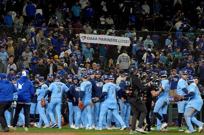 <yonhap photo-4008=""> The Toronto Blue Jays celebrate after Game 3 of baseball's American League Championship Series against the Seattle Mariners, Wednesday, Oct. 15, 2025, in Seattle. (AP Photo/Lindsey Wasson)/2025-10-16 12:11:03/ <저작권자 ⓒ 1980-2025 ㈜연합뉴스. 무단 전재 재배포 금지, AI 학습 및 활용 금지></yonhap>