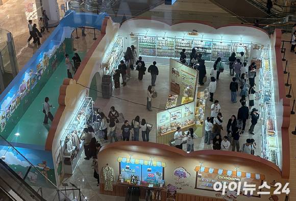 16일 서울 송파구 롯데월드몰에 마련된 네이버웹툰 '마루는 강쥐' 팝업 전시를 찾은 방문객들이 전시를 둘러보고 있다. [사진=정유림 기자]