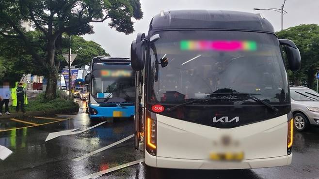 오늘(16일) 아침 제주시 연동 신제주로터리에서 발생한 교통사고 현장 (제주소방안전본부 제공)
