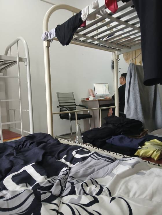 허씨를 사간 조선족 보이스피싱 조직원 ‘고슴도치’의 작업장 모습. [사진 허민중]