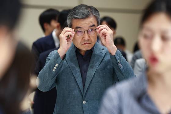 박성주 경찰청 국가수사본부장이 캄보디아 정부합동대응팀의 일원으로 15일(현지시간) 캄보디아 태초국제공항을 통해 입국하며 안경을 고쳐쓰고 있다. 뉴스1