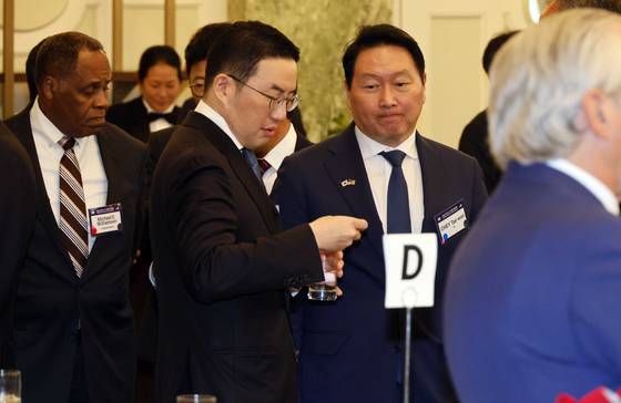 최태원 SK그룹 회장과 구광모 LG그룹 회장이 지난 8월 미국 워싱턴DC 윌라드 호텔에서 열린 한미 비즈니스 라운드 테이블에서 대화를 하고 있다. 대통령실사진기자단