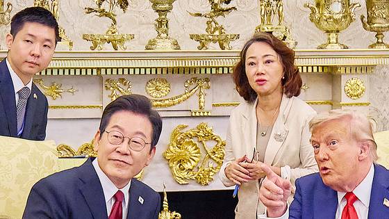 이재명 대통령과 도널드 트럼프 미국 대통령이 지난 8월 25일(현지시간) 미국 워싱턴DC 백악관에서 정상회담을 가졌다. 윗줄 왼쪽은 이 대통령의 통역을 담당한 조영민 대통령실 행정관, 오른쪽은 트럼프 통역을 담당한 이연향 미(美) 국무부 통역국장. 김현동 기자